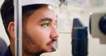 mann med laser i øyet hos optiker