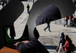 hacker_ekstremist sitter på datamaskinen