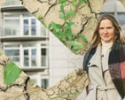 Kvinne i vinterkåpe og skjerf står foran en moderne bygning. Bildet er grafisk bearbeidet med overlegg av tørket, sprukket jord og grønne spirer – symboler på klimaendringer og håp om fornyelse.