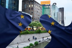 EU flagg kombinert med bylandskap fra Korea