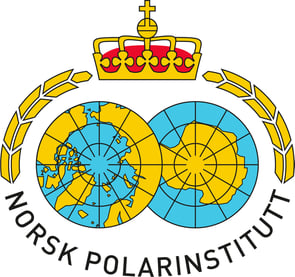 Logo for Norsk Polarinstitutt, med to kart over Arktis og Antarktis i blått og gult, krone på toppen og laurbærgrener på sidene. Instituttets navn er skrevet under i svart. Symboliserer Norges polarengasjement og forskningsaktivitet i nord- og sørpolområdene.