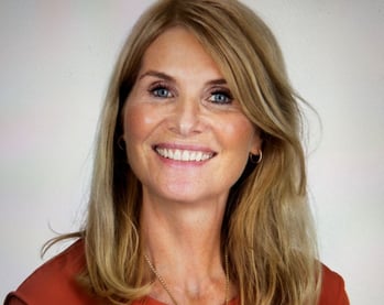 Bilde av en smilende dame med langt, lyst hår