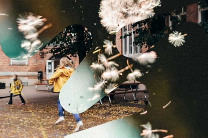 To bilder blandet sammen. Ett med to barn i gule jakker som leker blant høstløv foran en murbygning, et annet med løvetannfrø som svever i vinden.