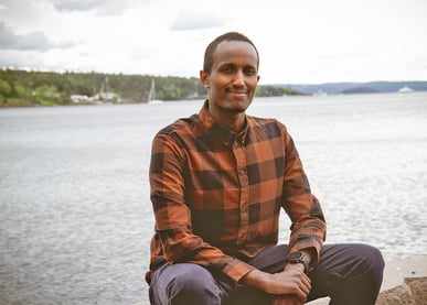 Majad Jama, ung mann med fjorden  i bakgrunnen