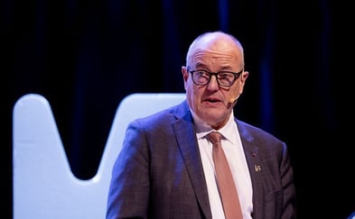 Gunnar Bovim, styreleder i Forskningsrådet, på en scene
