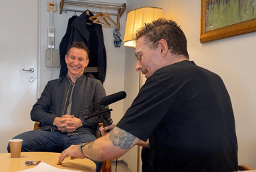 To menn i podkaststudio