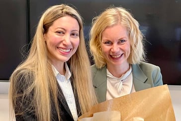 Forsknings- og høyere utdanningsminister Sigrun Aasland sammen med en av prisvinnerne. De ser mot kamera og smiler, mens de holder en bukett.