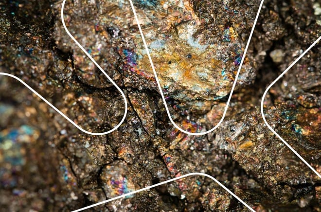 Nærbilde av stein med mineral i. Grafisk hvit dubinform oppå.