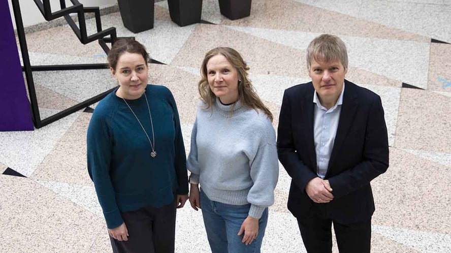 Bilde av Heidi Roggen som er leder av FRIPRO-gruppa. Mari Sundli Tveit som er administrerende direktør i Forskningsrådet og Petter Helgesen som leder avdeling for banebrytende forskning