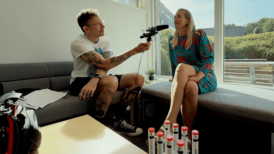 mann med mikrofon og kvinne som blir intervjuet