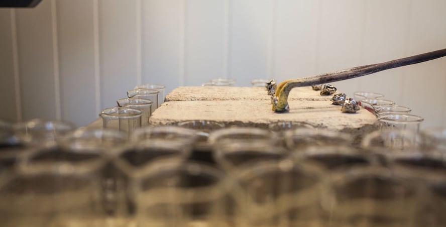 Bildet viser former med smeltet metall som ligger under press