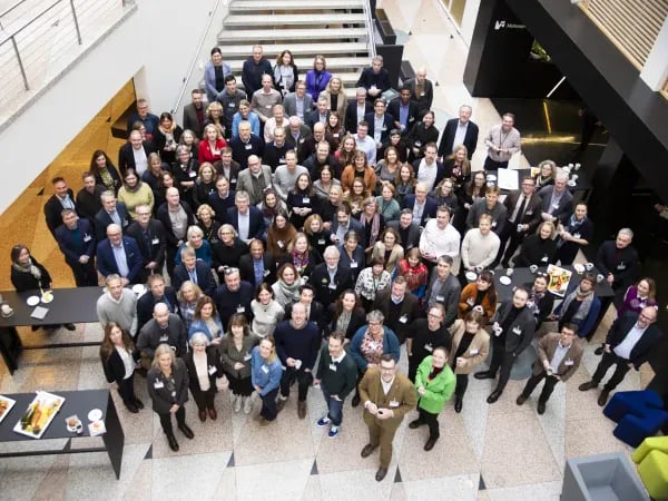 Her er medlemmene fra de nye porteføljestyrene, som deltok på oppstartsmøtet hos Forskningsrådet. I tillegg er blant annet områdedirektører, styreleder og administrerende direktør Mari Sundli Tveit (helt foran i grønn jakke) med på bildet. Foto: Thomas Keilman/Forskningsrådet