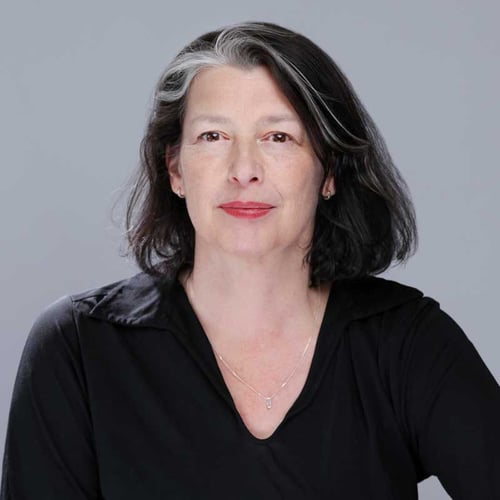 portrettfoto av hvit middelaldrende kvinne (Deborah H. Oughton) med svart hår med grått i