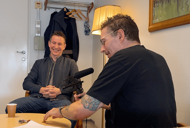 To menn i podkaststudio