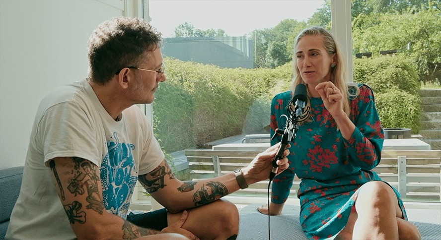 mann med mikrofon intervjuer kvinne