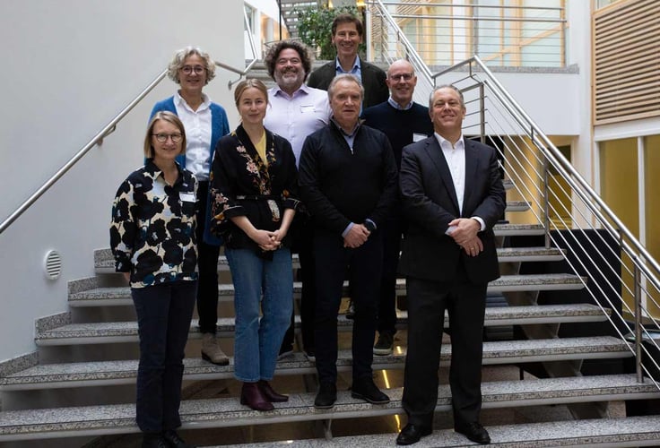 tre kvinner og fem menn står i en trapp, styringsgruppe for samfunnsoppdraget berekraftig for, 2024