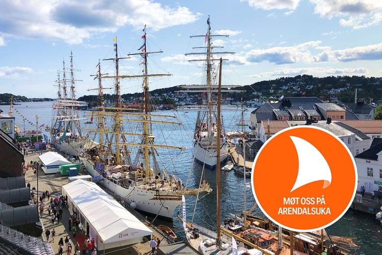 Utsikt over en havn med flere store seilskip fortøyd side om side. På bryggen går mange mennesker mellom telt og boder. I bakgrunnen ligger bebyggelse langs sjøen og lave åser. I forgrunnen til høyre er en stor oransje sirkel med hvit seilform og teksten «MØT OSS PÅ ARENDALSUKA».