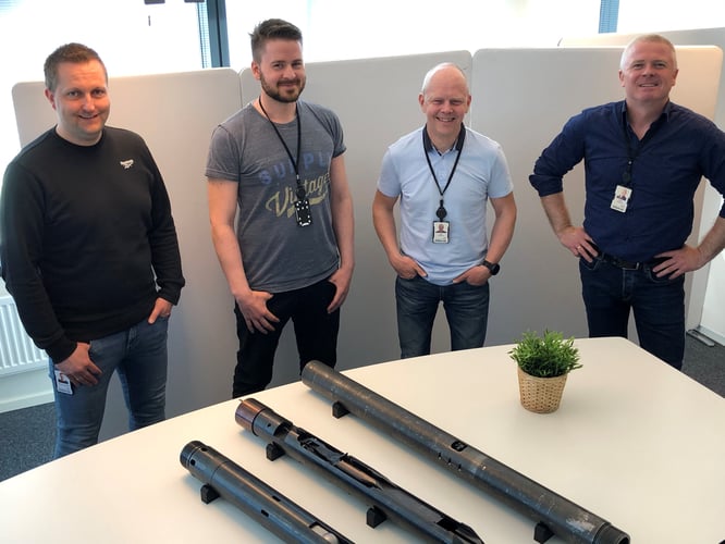 Fire menn fra Aarbakke Innovation viser verktøy for å plugge oljebrønner. Foto: Aarbakke Innovation