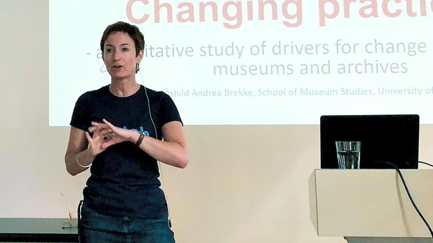 Forsker Andrea Brekke presenterer på en konferanse