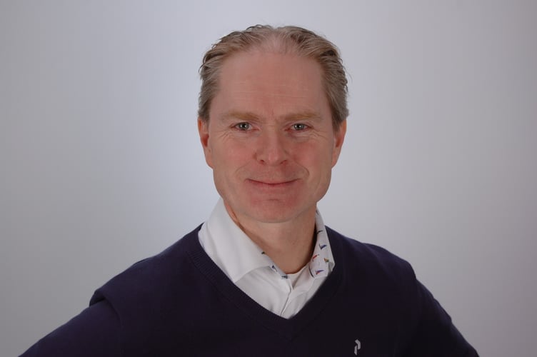 Mann smuler mot kamera