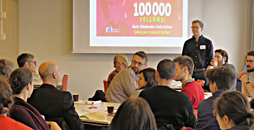 Magnus Gaarder Evensen koordinerer Master Class-programmet ved HF-fakultetet. Bildet fra en workshop under samlingen av årets IF-søkere i Oslo