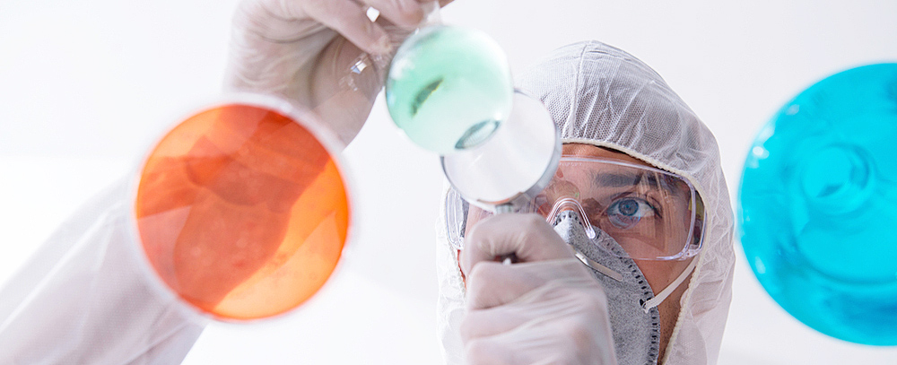 Laborant_tredjepart_beskjært shutterstock_793940404 (1).jpg