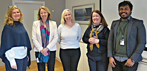 Fem av de involverte f.v. Monica Knutsen De Figueroa fra HR-avdelingen, forskningsdirektør Kristin Sverdrup, forsker I og forskningssjef Ellen-Marie Forsberg, Vibeke Moe, gruppeleder og initiativtaker til programmet, og til høyre seniorrådgiver Pavan Kumar Sriram