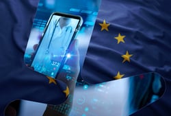 EU-flagg kombinert med bilde av hånd som holder en mobil. Bildet skal illustrere klynge 3 i Horisont Europa
