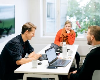 illustrasjonsbilde som viser ansatte som diskuterer