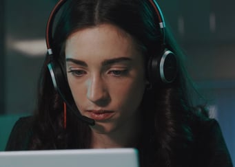 kvinne med mørkt hår og headset med mikrofon