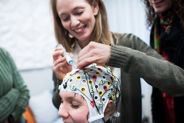 Bilde av MultiLings Sosio-kognitiv lab bruker de EEG, eller elektroencefalogram, for å måle elektrisk aktivitet i hjernen til flerspråklige