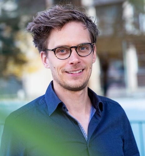 Portrett av smilende mann med briller