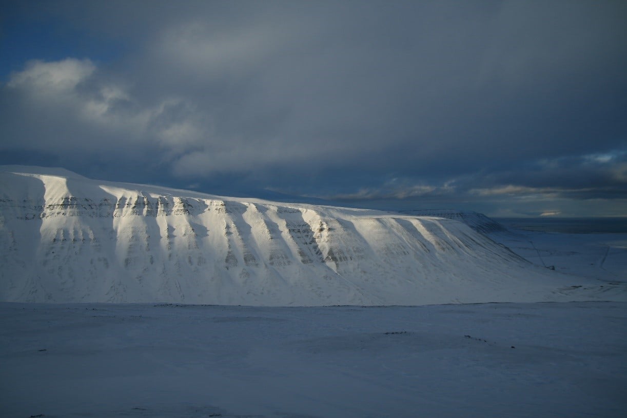 Snødekket fjell i Longyearbyen på Svalbard